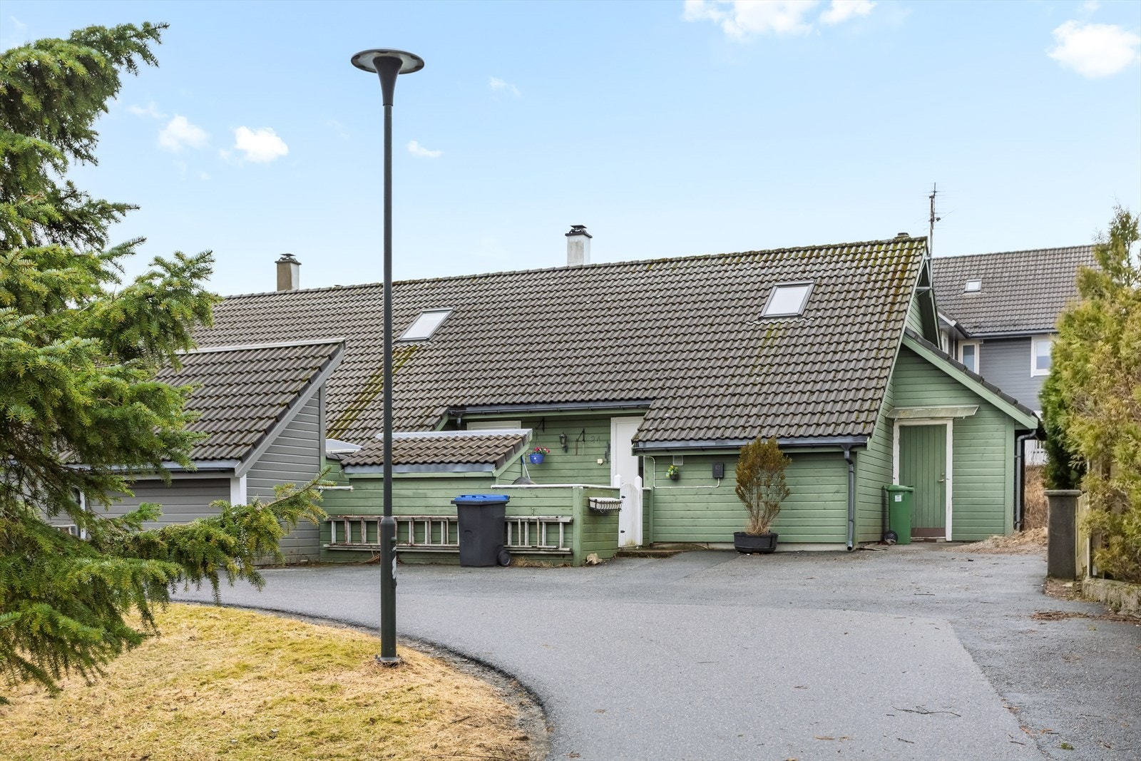 Godt beliggende bolig sentralt på Ågotones, i enden av rekken! El-bil lader fra 2025 Galleribilde