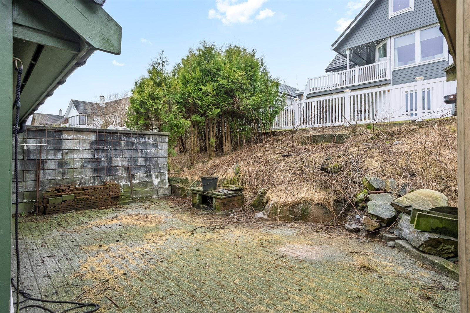 Boligens hage og bakgård. Relativt flat eiendom med lett skrånende terreng opp i bakkant mot nord-vest. Galleribilde
