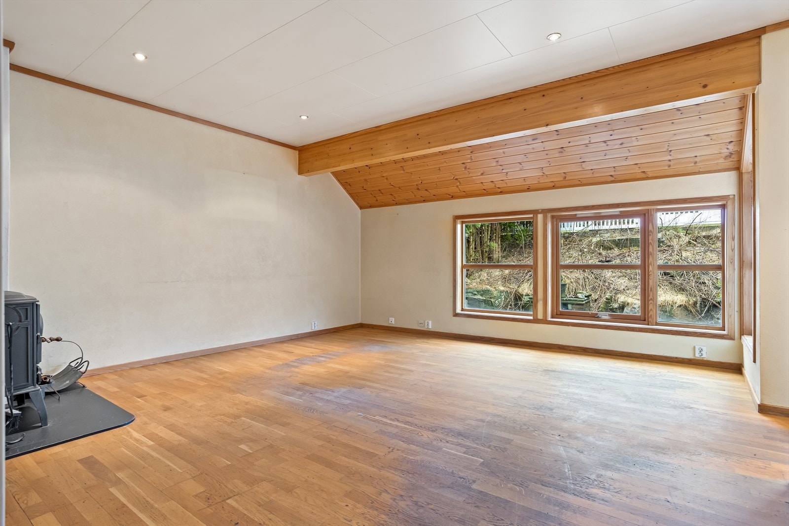 Vinduer i hovedsak fra 2000. Noen vinduer er skiftet ut i nyere tid. Galleribilde