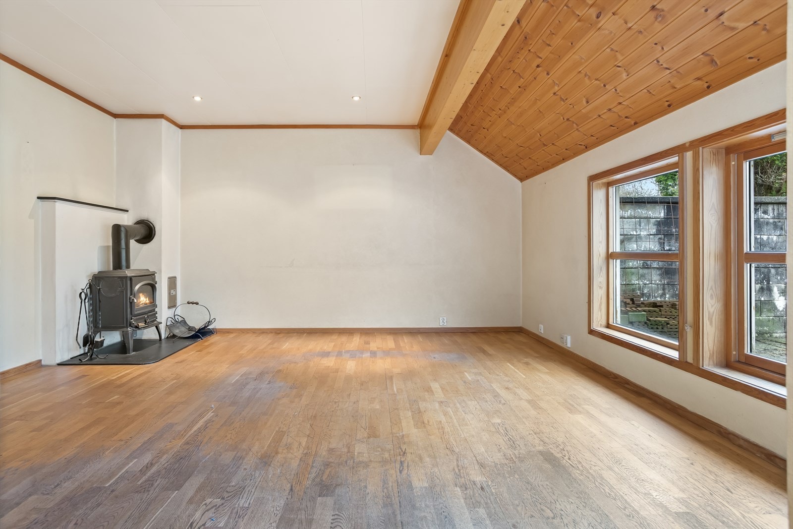 Stuedel er på ca. 19,63 m² og kjøkken er på ca. 10,28 m². Peisovn/feieluke i stuen. Galleribilde