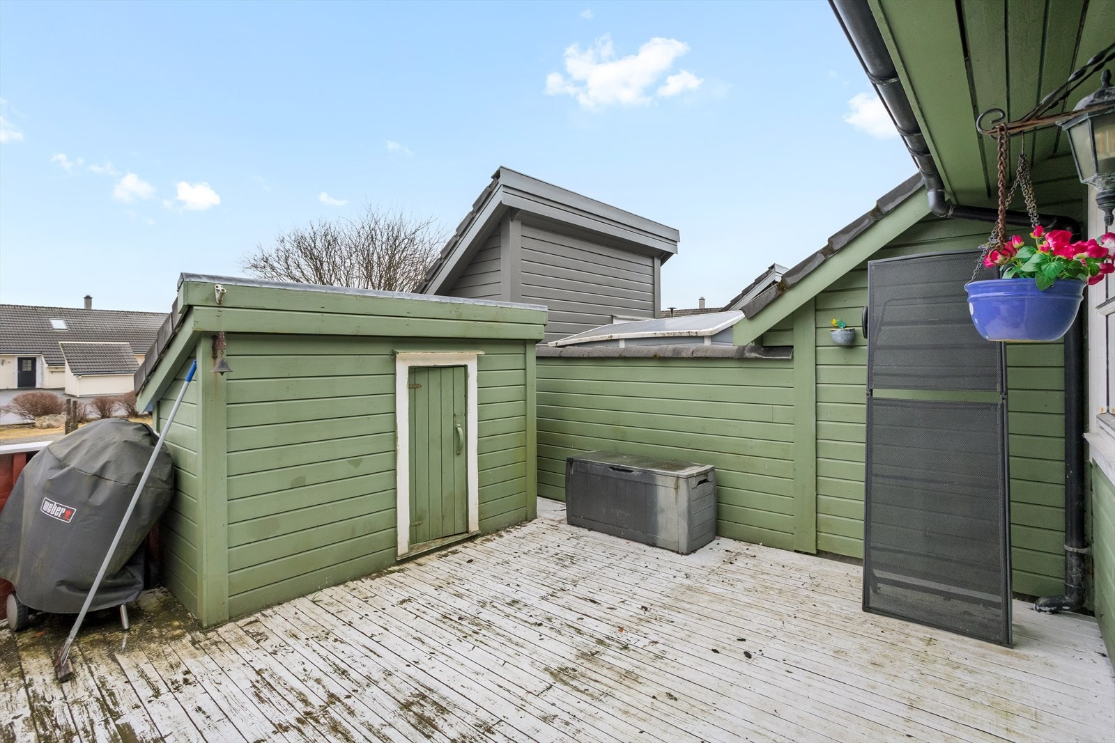 Terrasseplatting (syd-øst) i inngangspartiet er på ca. 20 m² inkl. bod med gulvflate på ca. 2,35 m² Galleribilde