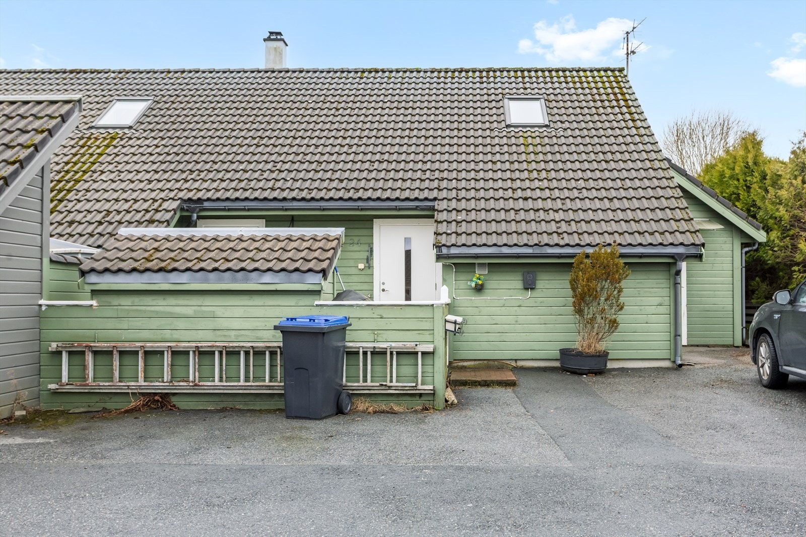 Det er også bod med utvendig adkomst på høyre side. Galleribilde