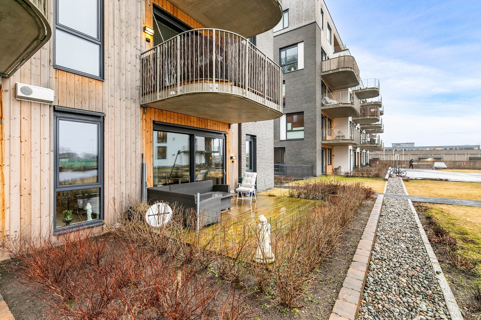 Siden leiligheten ligger på bakkeplan, har den fordelen av et vesentlig større uteareal enn de lenger opp i blokken.
Fotograf; Børge Oppegård. Galleribilde
