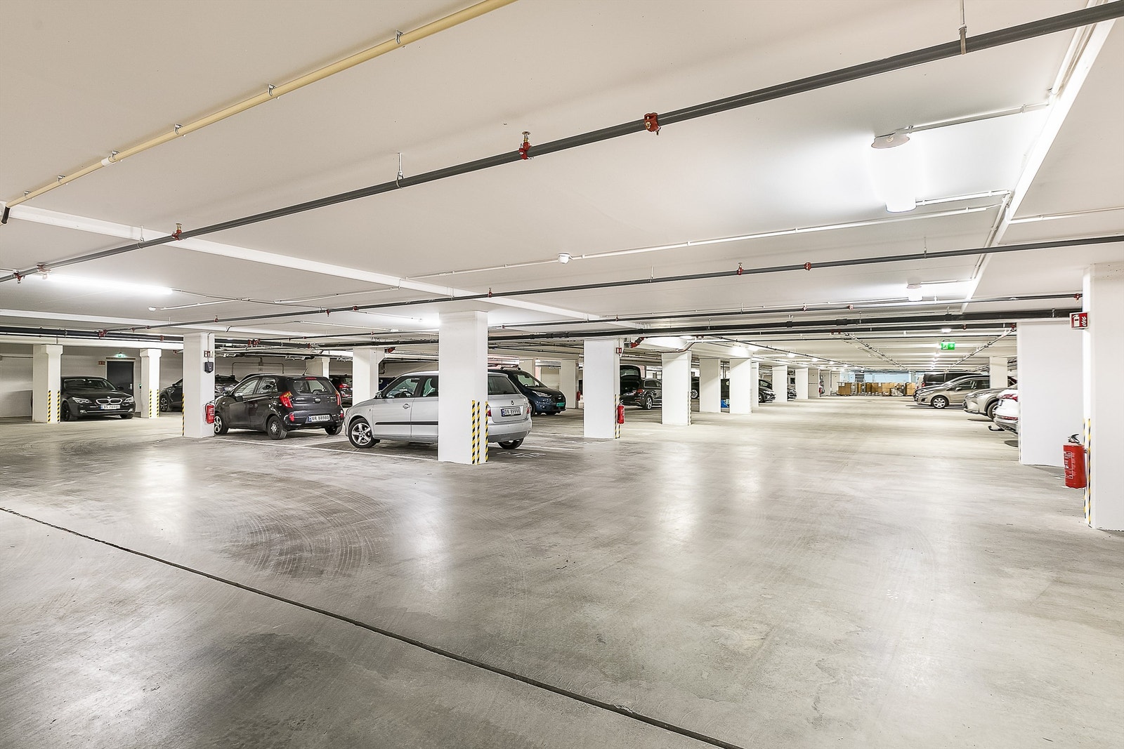 I garasjeanlegget under blokken disponerer leiligheten biloppstillingsplass med lader til EL-bil. Galleribilde