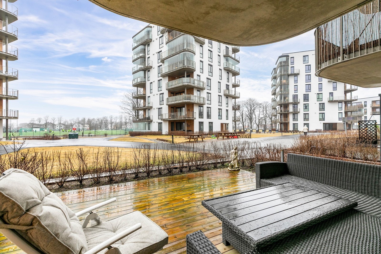I første etasje av Rabekkgata 3B finner du denne moderne to-roms leiligheten fra 2023, lett tilgjengelig og med stor terrasse i vestlig retning. Fotograf; Børge Oppegård. Galleribilde