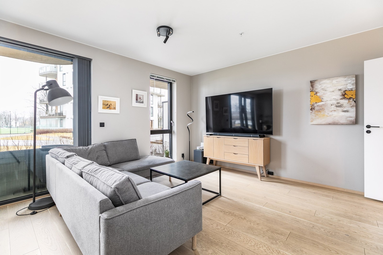 Leiligheten ble ferdigstilt i 2023 og er i dag velholdt - utelukkende gitt grønn tilstandsgrad 0/1. Standarden er moderne og inkluderer vannbåren gulvvarme i alle rom. Galleribilde