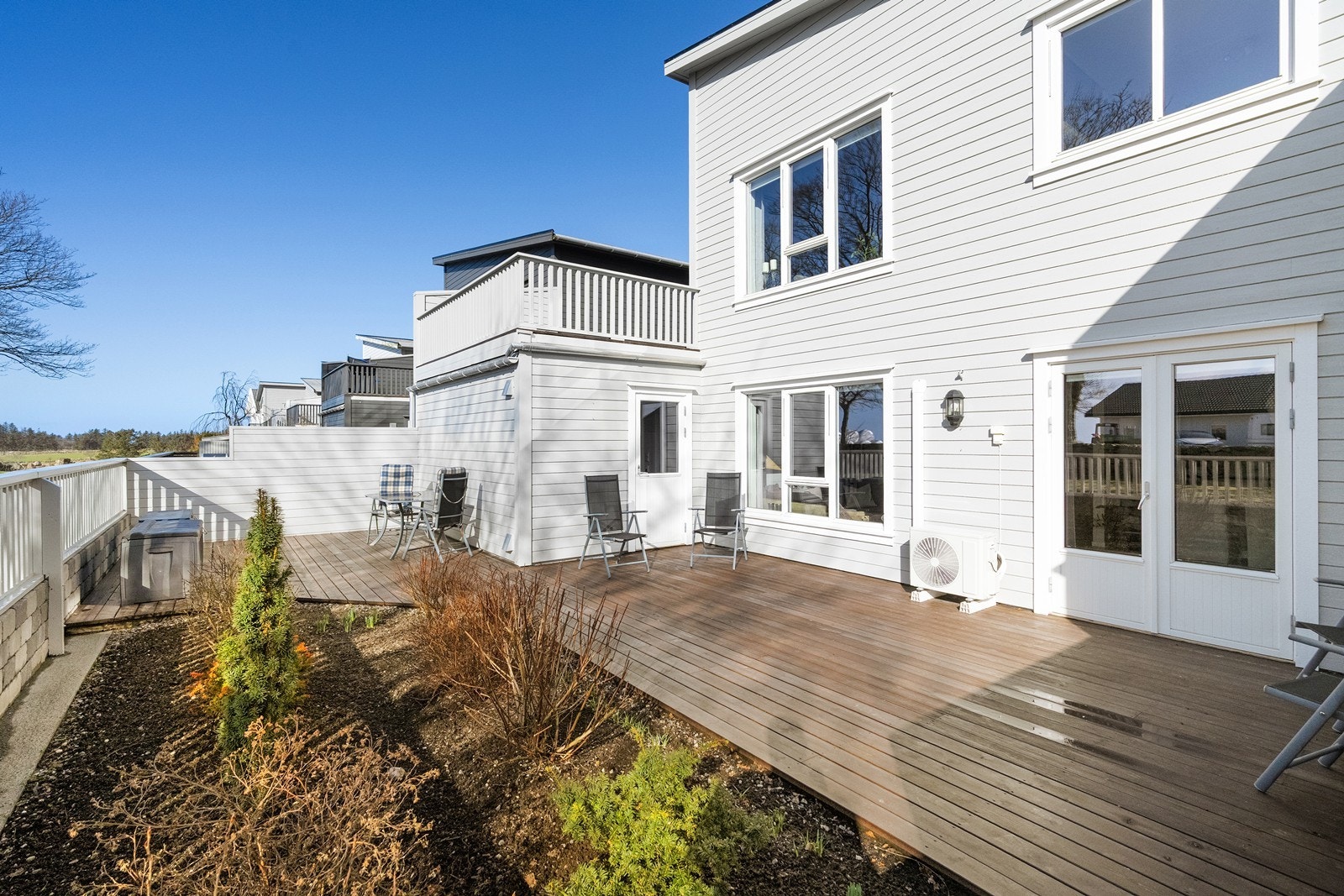 Terrassen er pent opparbeidet med bed. Galleribilde