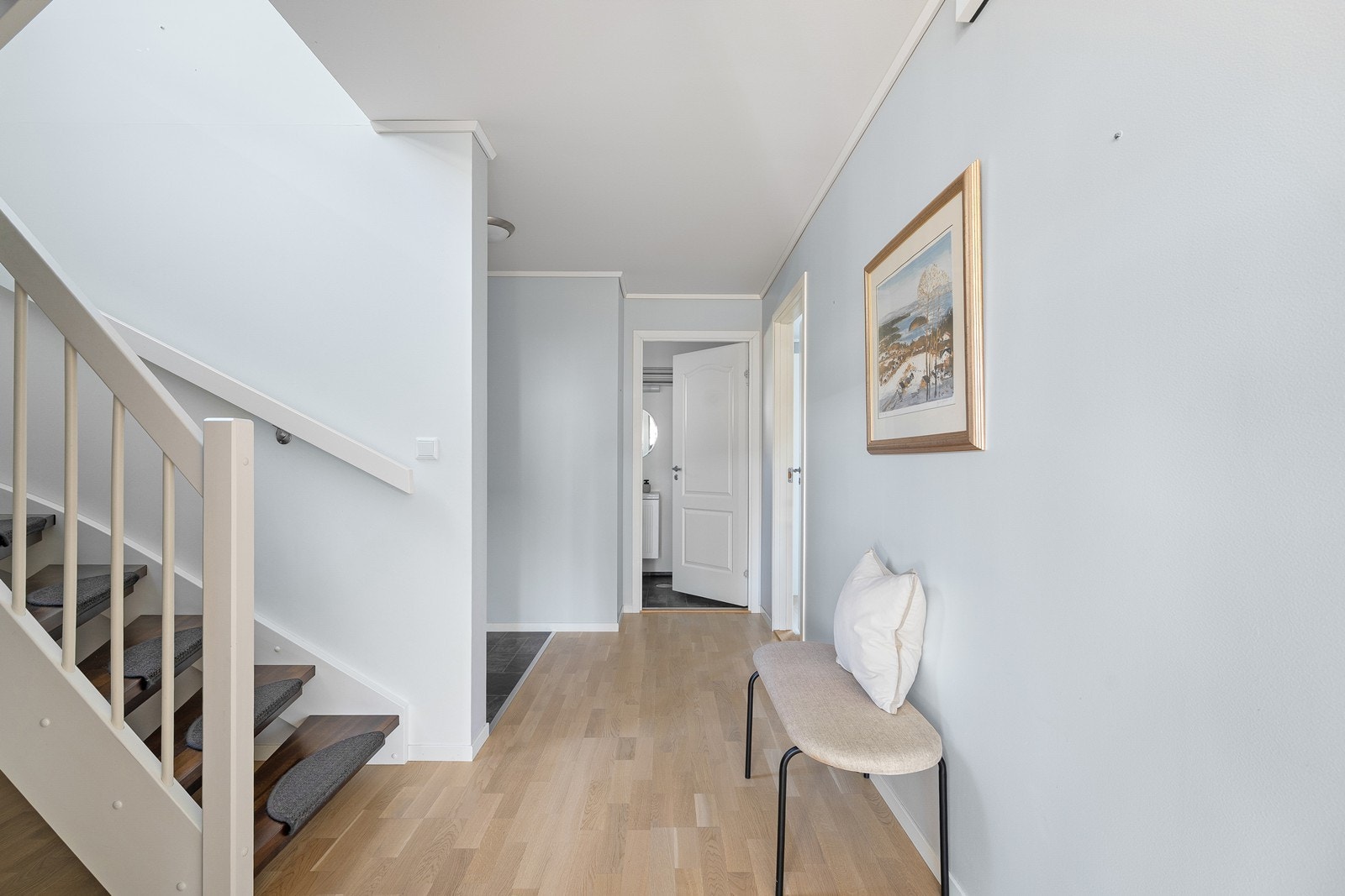 Romslig gang. Galleribilde