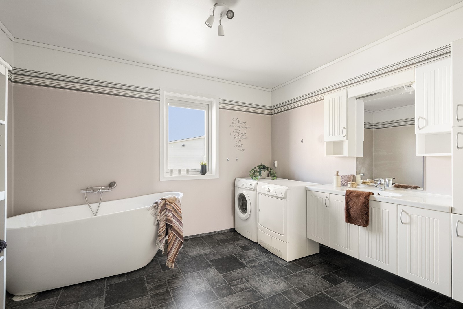 Bad i 2. etasje utstyrt med vask i servant, badekar, dusjhjørne og opplegg til vask og tørk. Galleribilde