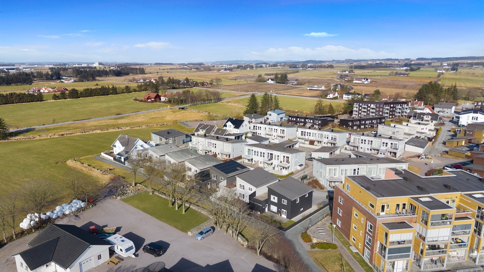 Fra eiendommen har man flott utsikt ut over det jærske landskapet. Galleribilde