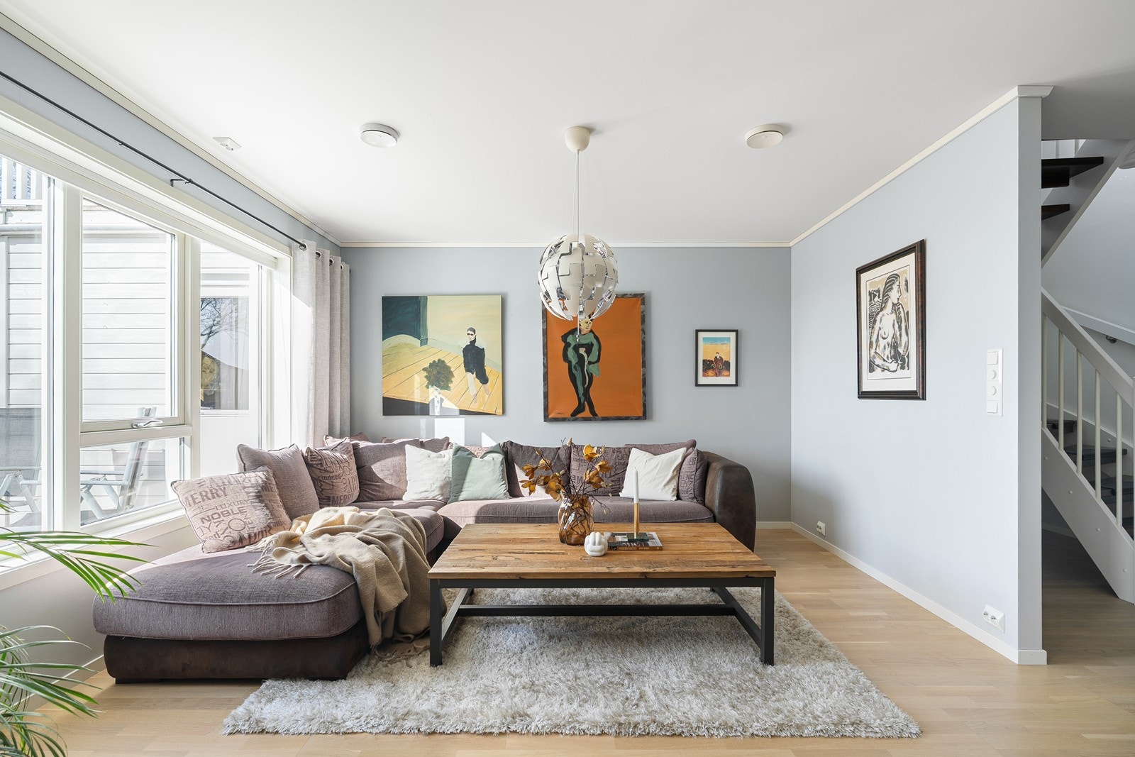 Lys og trivelig stue med store vindusflater i utsiktsretning. Galleribilde