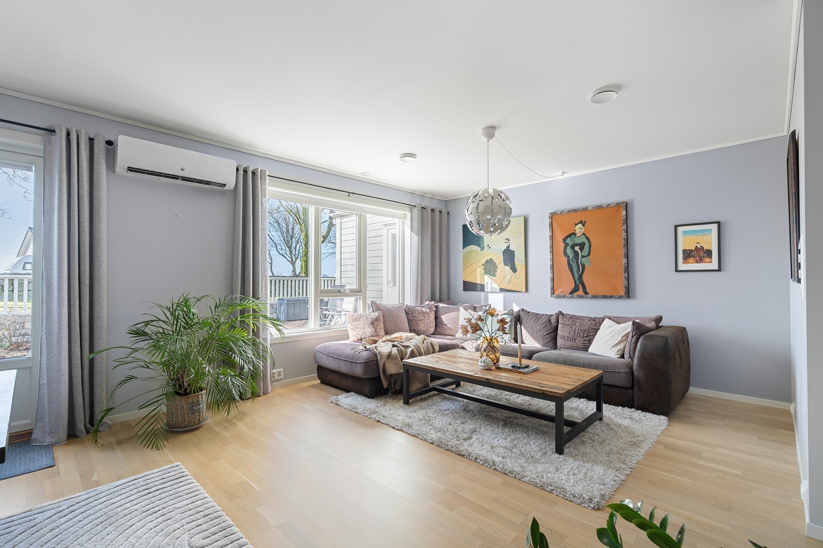 Store vindusflater slipper inn rikelig med naturlig lys! Galleribilde