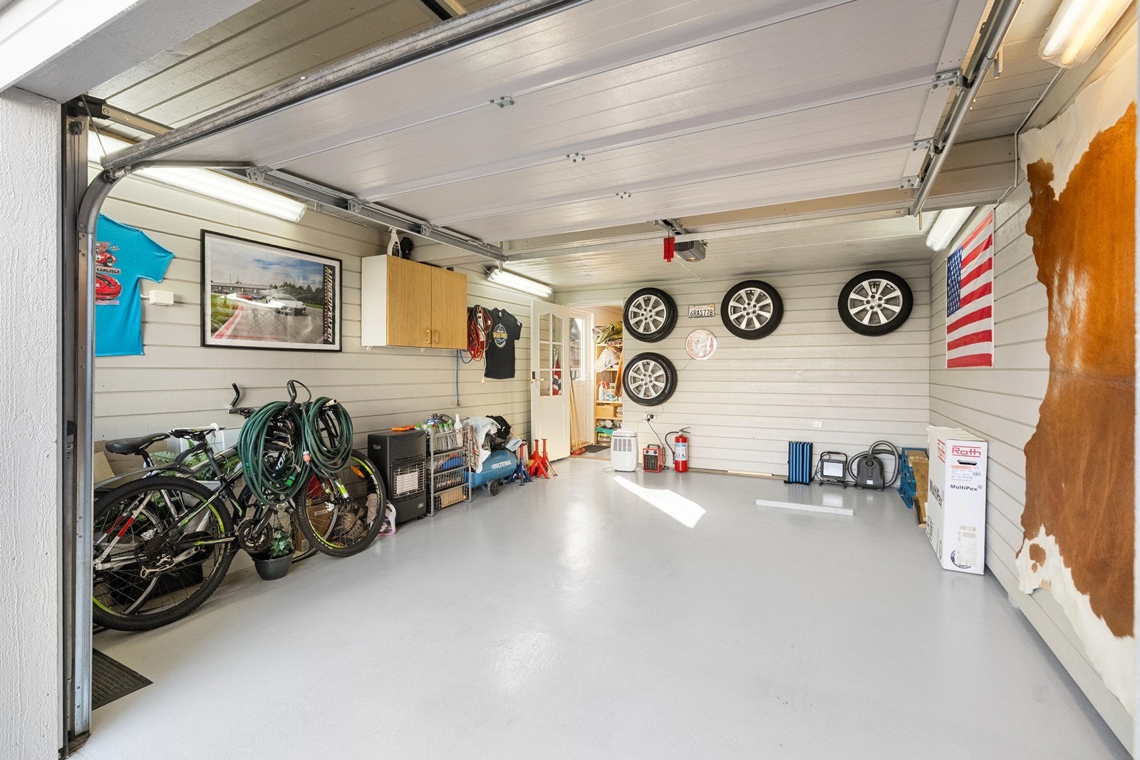 Stilig garasje med gulv overflatebehandlet med epoxy og har elektrisk portåpner. Garasjen og boden er isolert (utenom tak over bilplass). Galleribilde