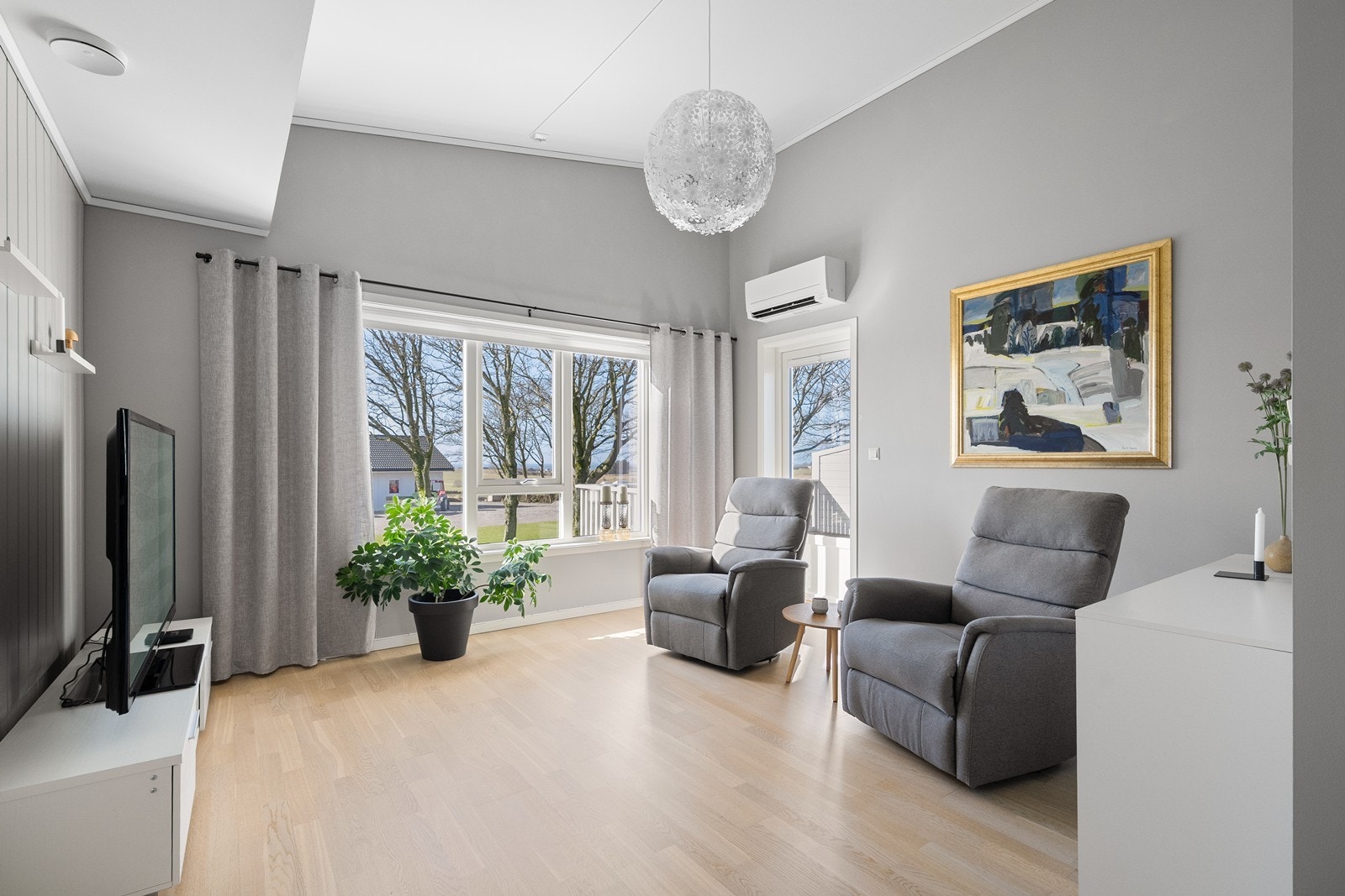 Lys og fin stue i 2. etasje. Galleribilde