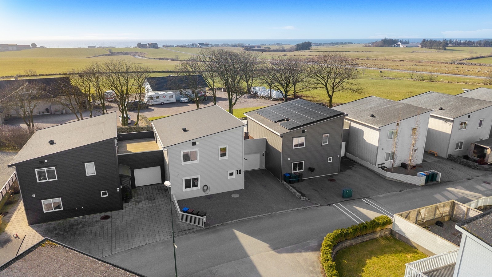 Fra eiendommen har man flott havutsikt som byr på idylliske solnedganger! Galleribilde