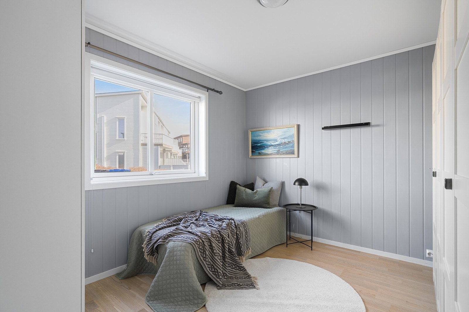 Soverom i første etasje med god plass til garderobe. Galleribilde