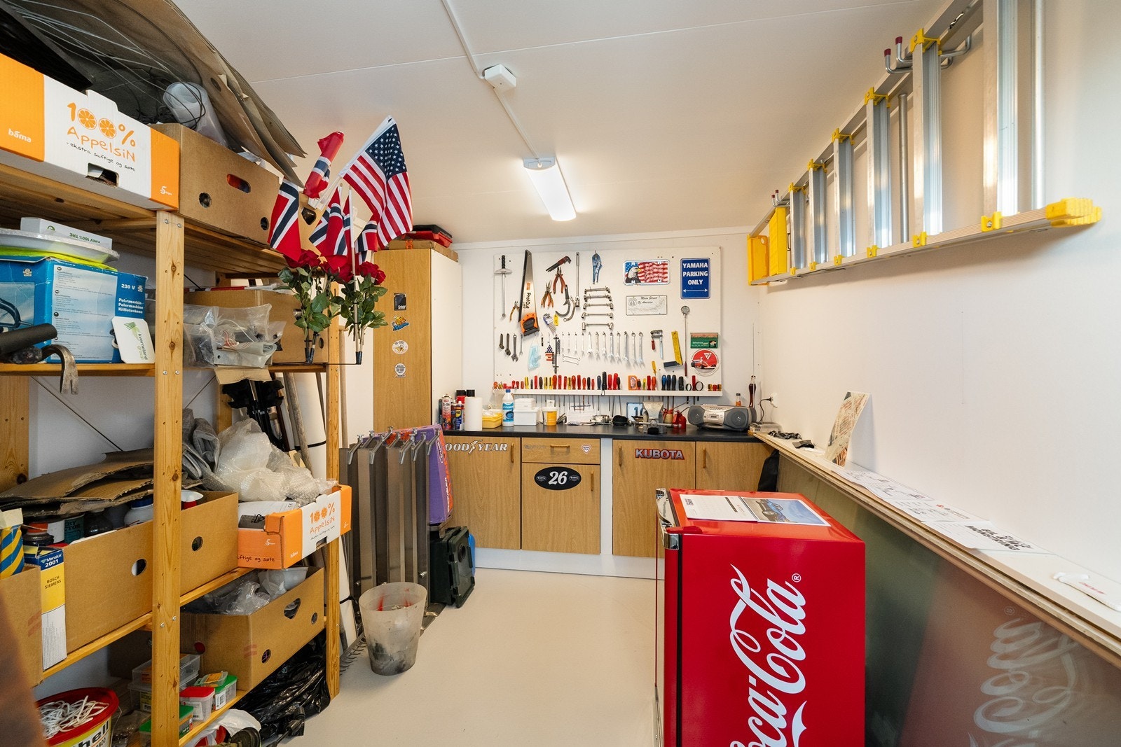 Praktisk arbeidsbod i forlengelse av garasjen. Galleribilde