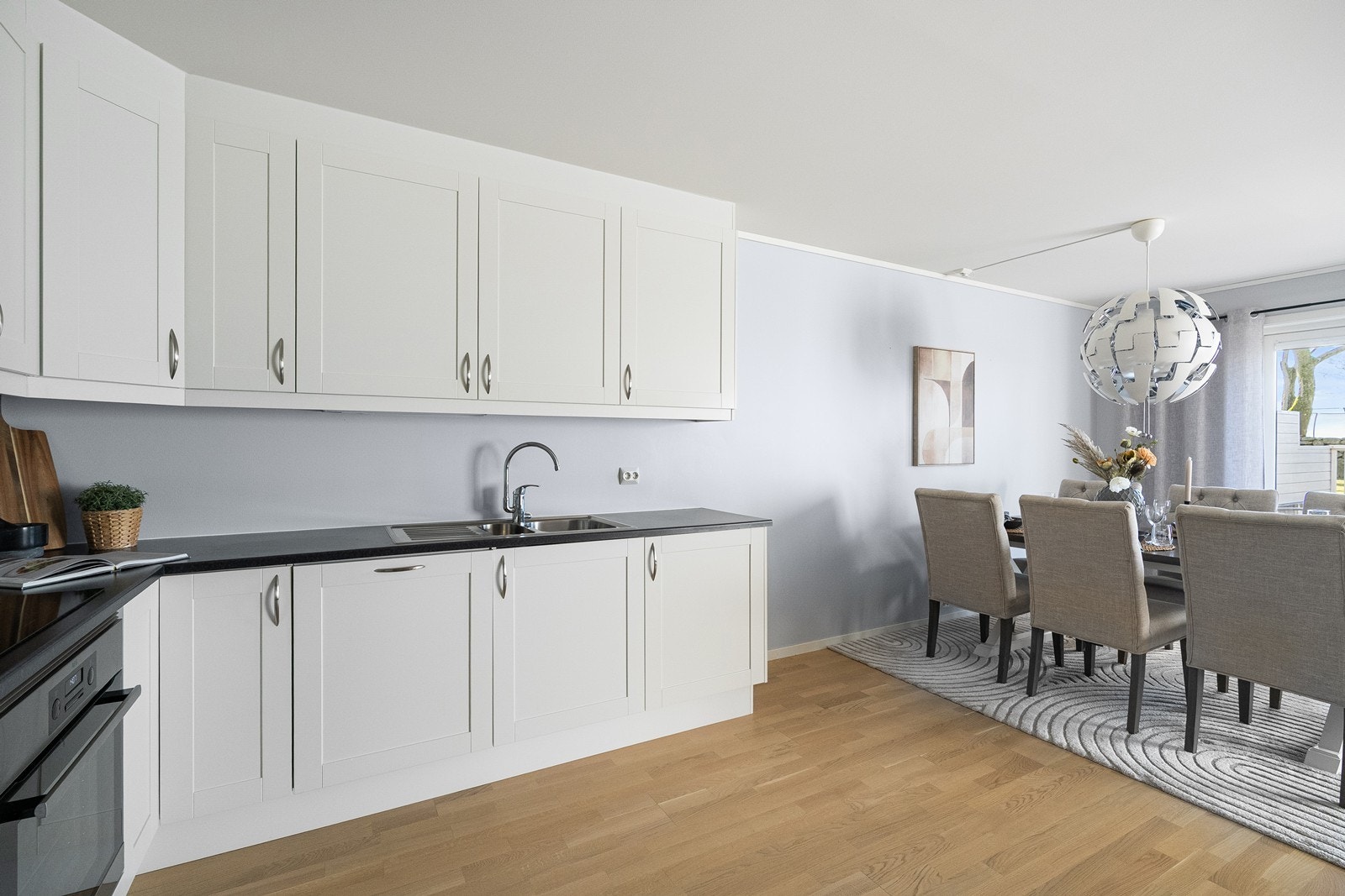 Stort kjøkken med masse skap- og skuffeplass! Galleribilde