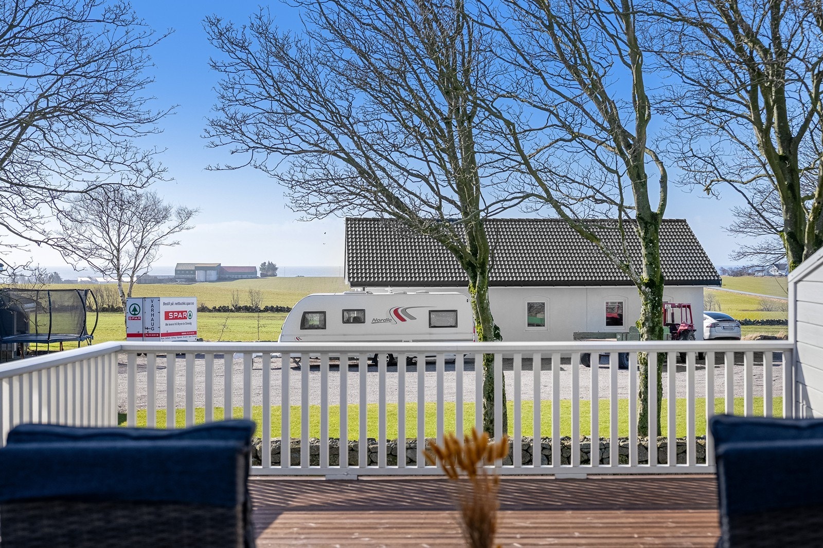 Boligen ligger pent plassert på fremste rekke i feltet. Galleribilde