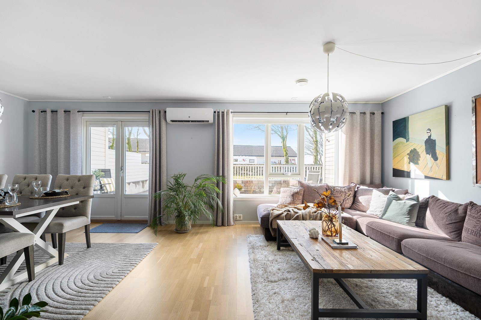 Fra stuen har man direkte tilgang til terrassen. Galleribilde