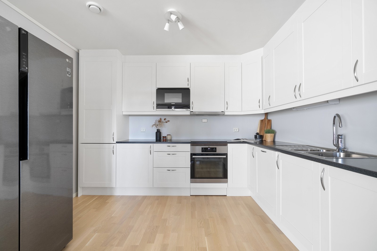 Kjøkkenet har hvite profilerte fronter. Galleribilde