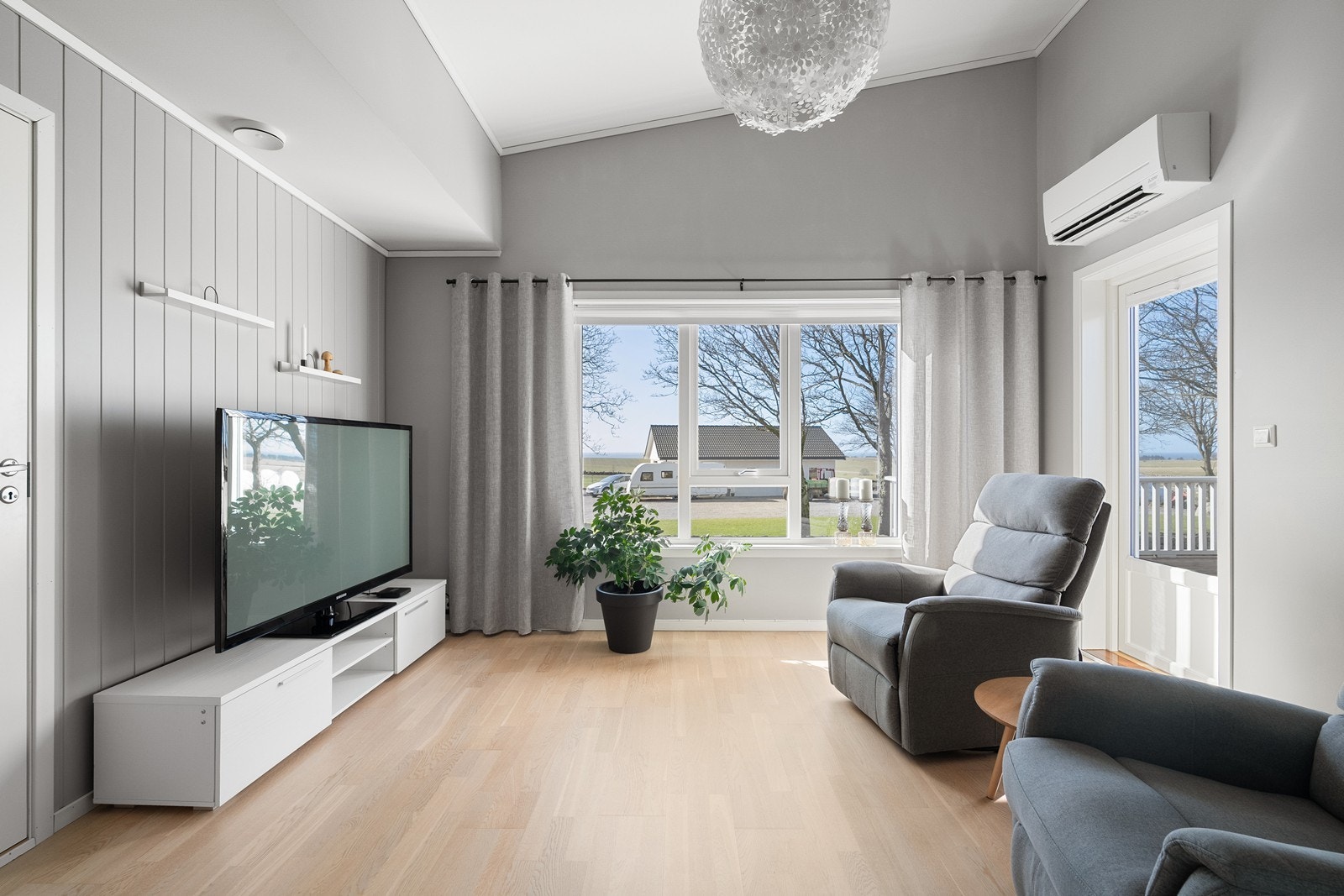 Store vindusflater slipper inn rikelig med naturlig lys. Galleribilde