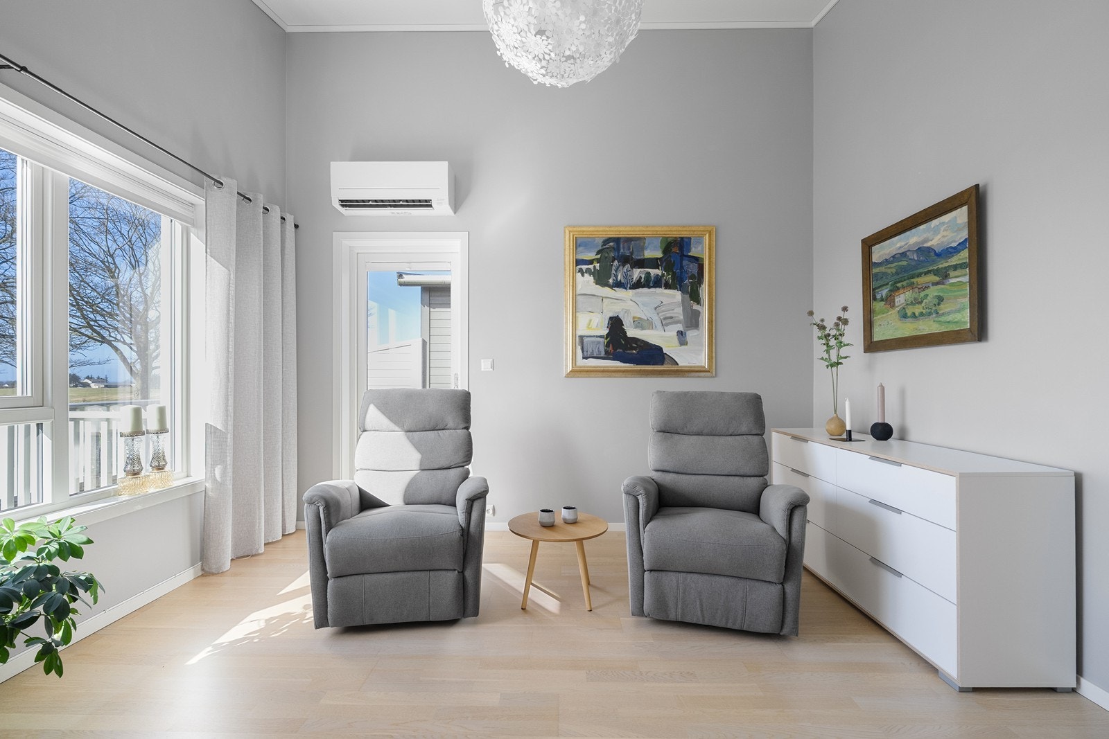 Fra stuen har man direkte tilgang til takterrasse over garasjen. Galleribilde