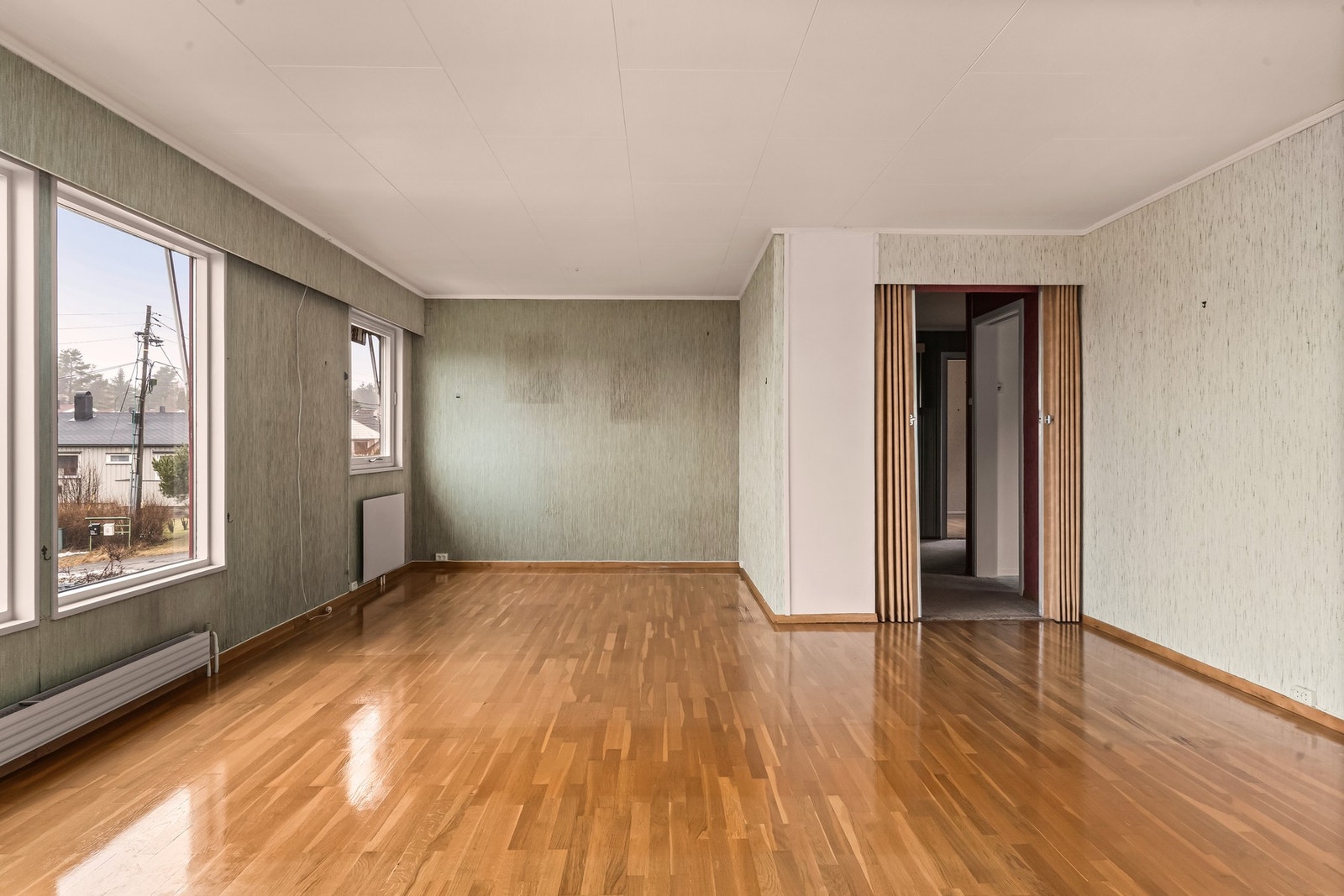 Opprinnelig hadde boligen 3 soverom i hovedetasjen, med det er fjernet en vegg mellom stue og soverom nr. 3 slik at stuen i dag er utvidet. Galleribilde