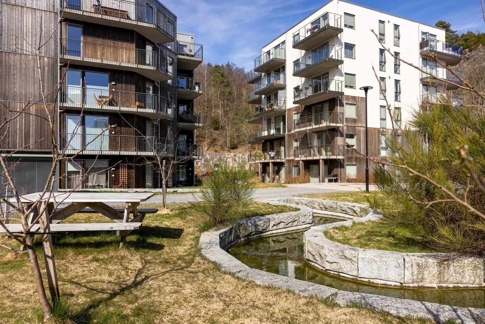 Fellesområdet er flott opparbeidet med grøntareal og benker. Galleribilde