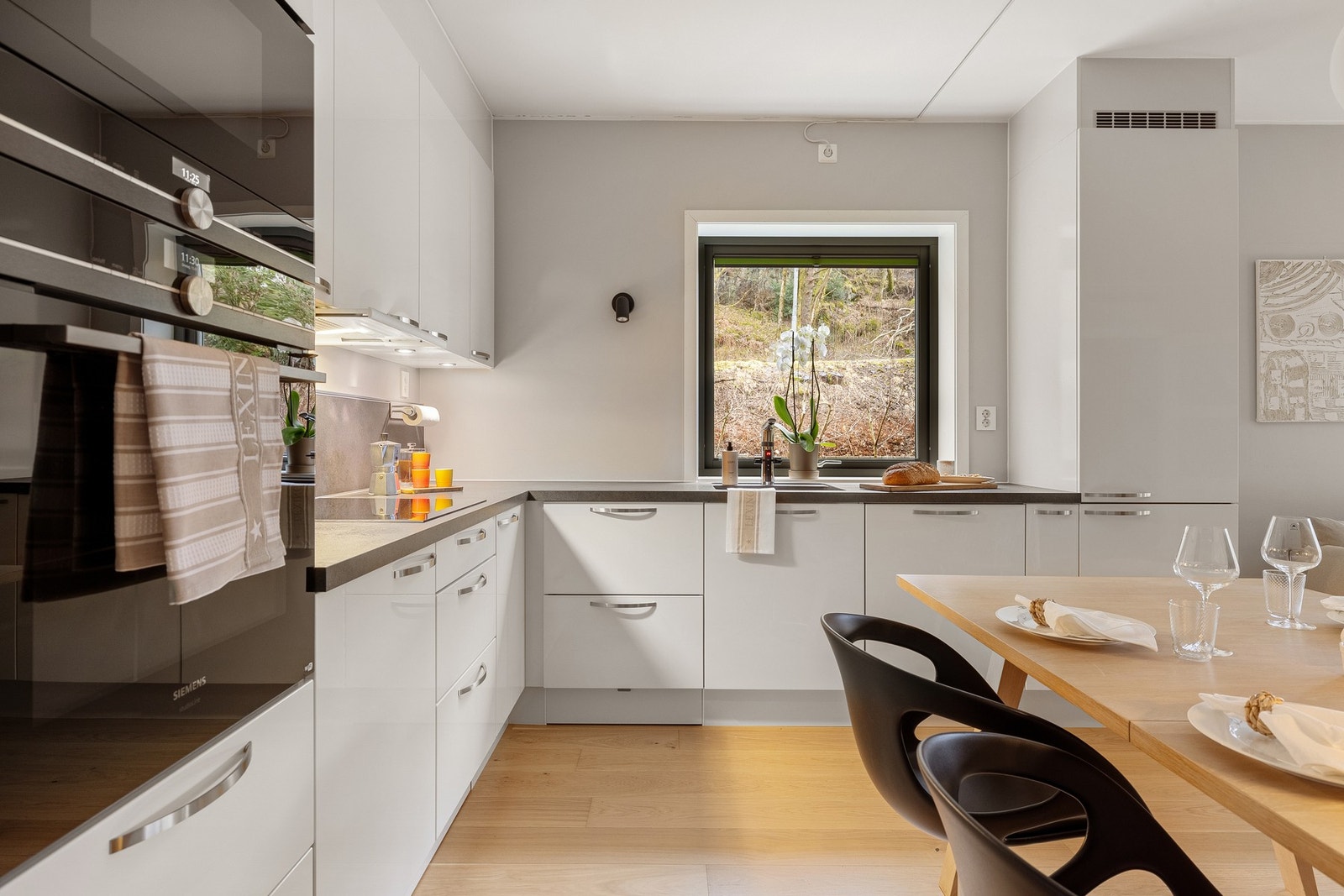 På kjøkkenet er det integrert stekeovn, induksjonstopp, mikrobølgeovn, oppvaskmaskin og kjøl/fryseskap. Galleribilde