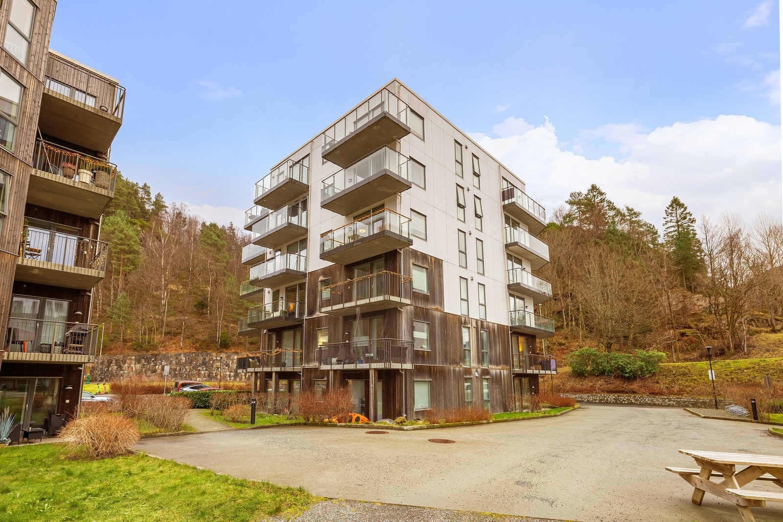 Leiligheten ligger fint til i et moderne bygg fra 2018. Galleribilde