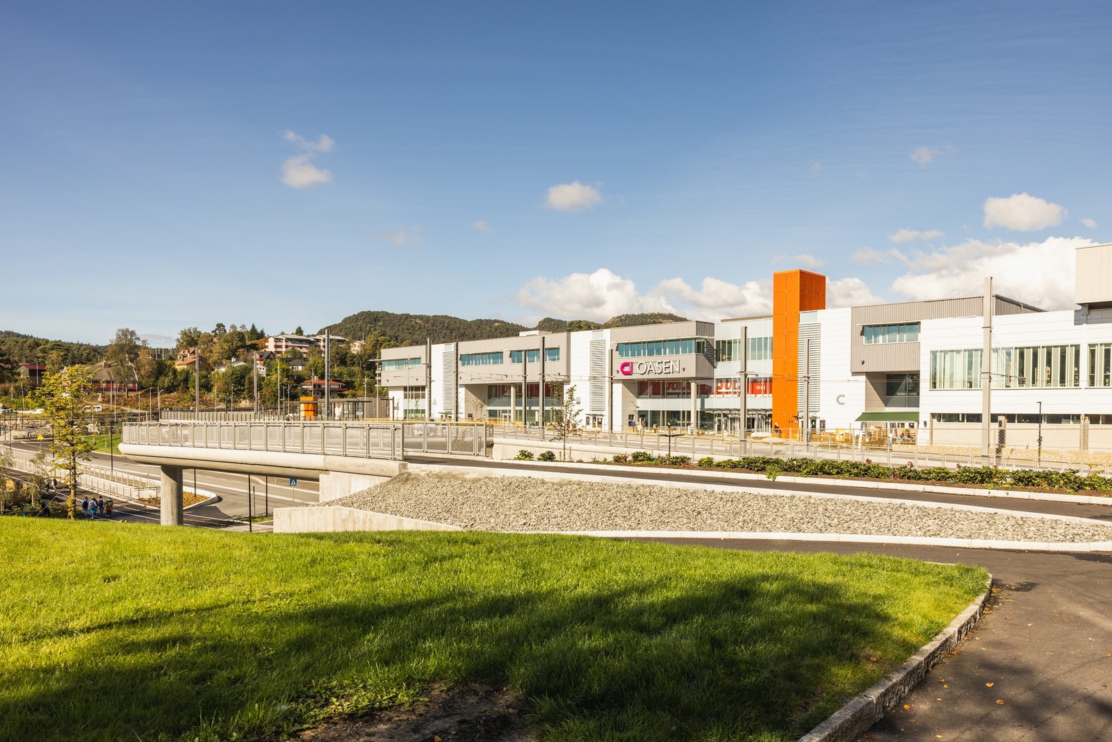 Oasen senter med god utvalg butikker, spisesteder og Sats ligger 20 minutters gange fra leiligheten. Galleribilde