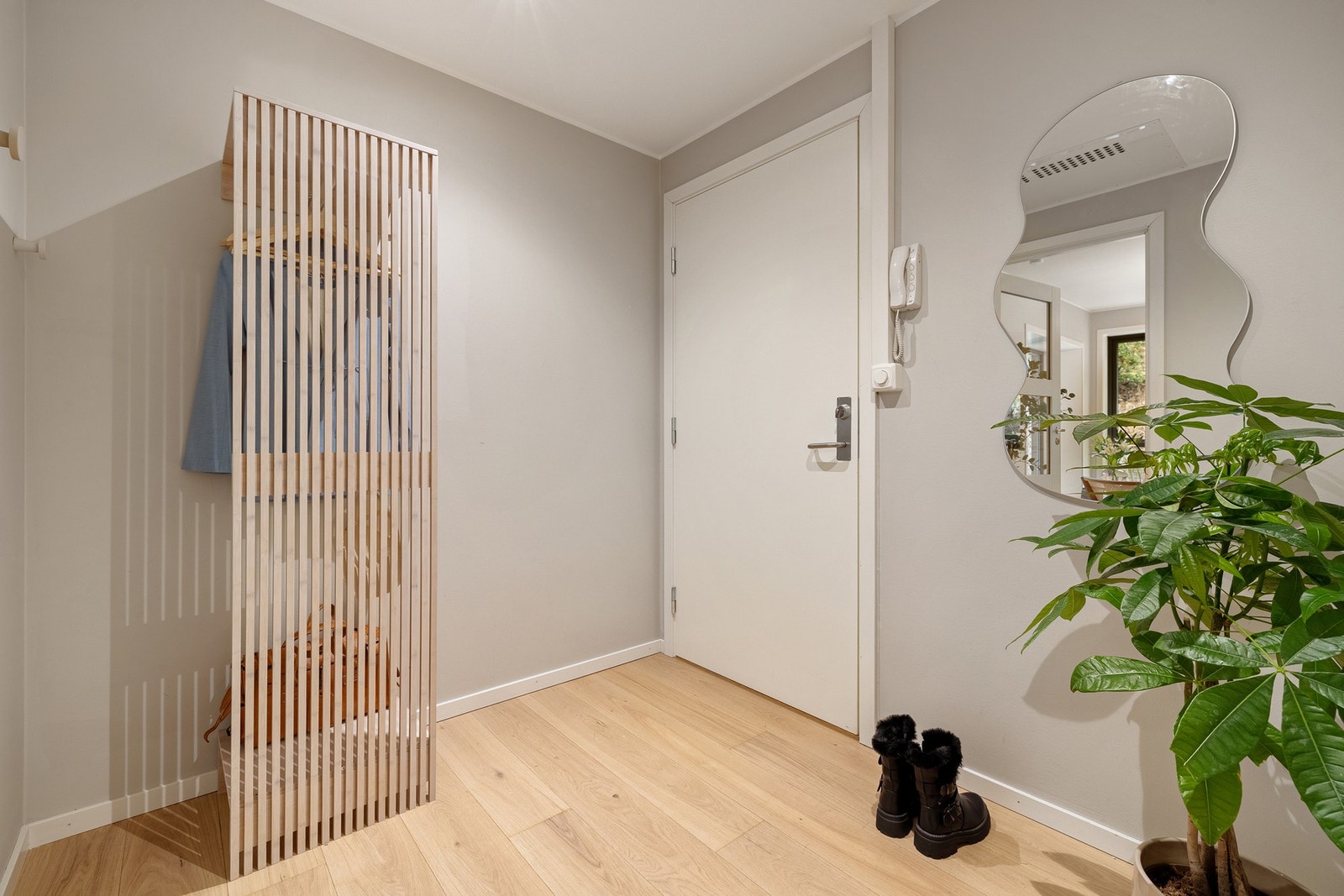 Innbydende og romslig entré på 4,5 kvm. Her er det god plass til å henge fra seg yttertøy. Galleribilde