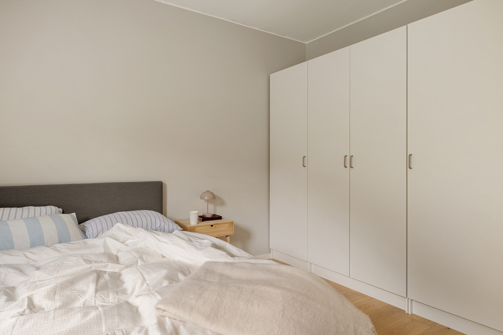 Her er det god plass til dobbeltseng, garderobe og tilhørende møblement. Galleribilde