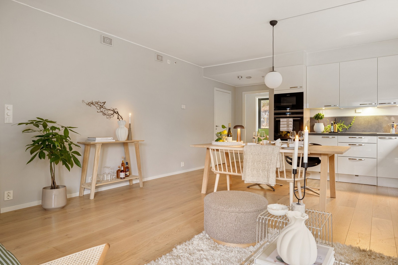 Åpen stue og kjøkkenløsning som måler 32 kvm. Galleribilde