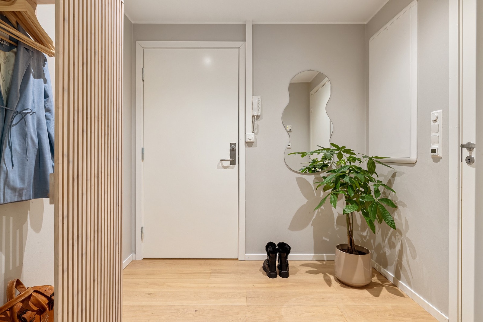 Porttelefon for åpning av ytterdør. Galleribilde