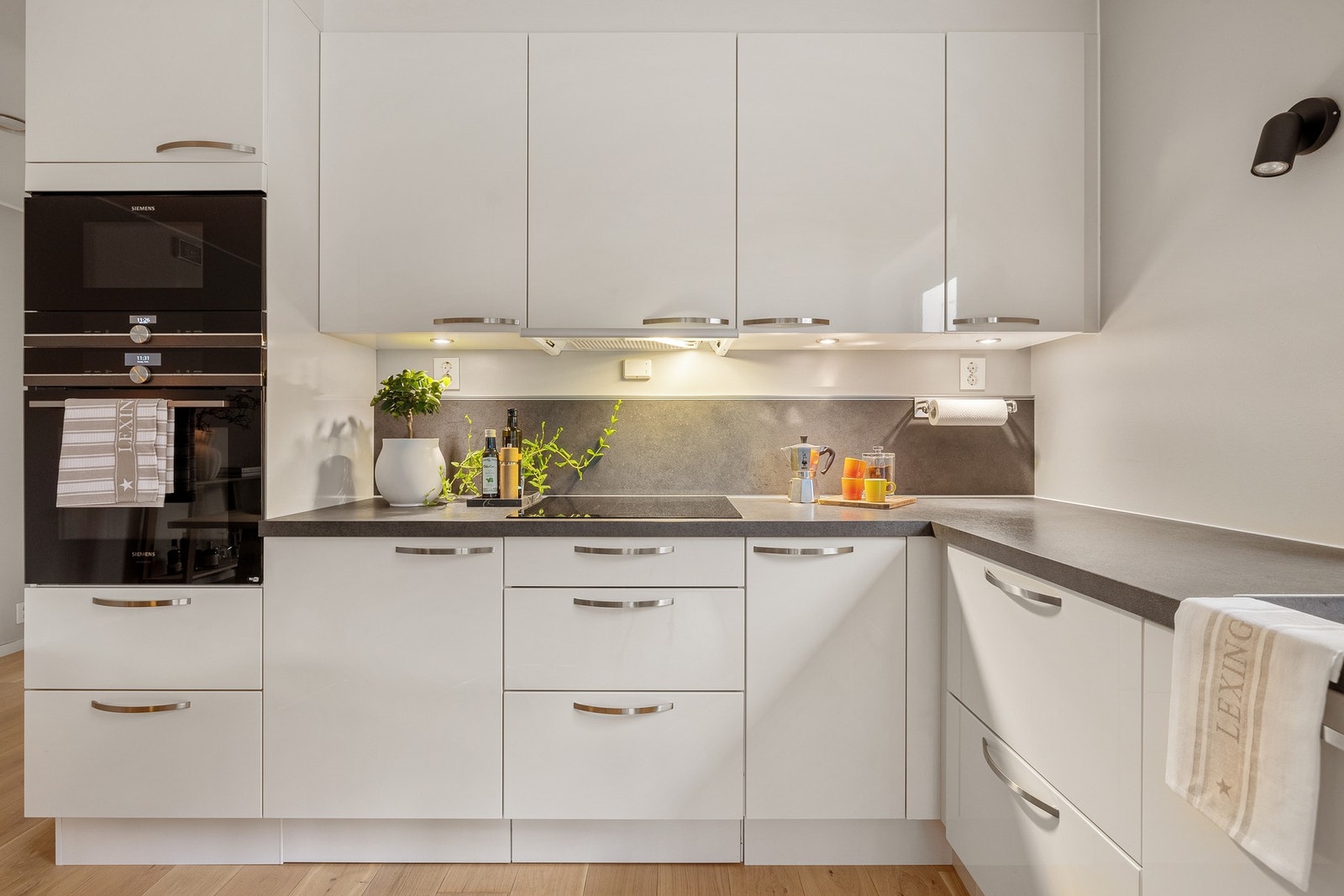 Flott kjøkken fra kvalitetsleverandøren HTH med høyglansete fronter og laminat benkeplate. Galleribilde