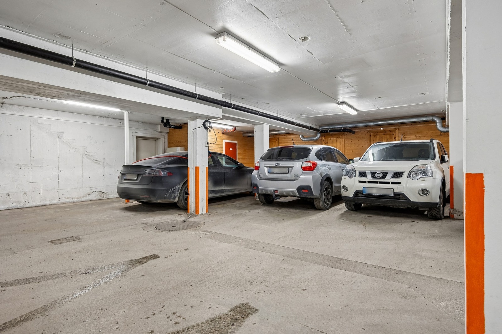 Det medfølger en fast parkeringsplass i avlåst parkeringskjeller, med mulighet for etablering av elbillader. Galleribilde