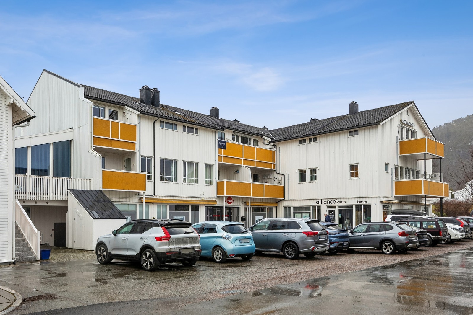 Velholdt leilighetsbygg oppført i 2006, med sentral beliggenhet i Kyrksæterøra sentrum. Galleribilde