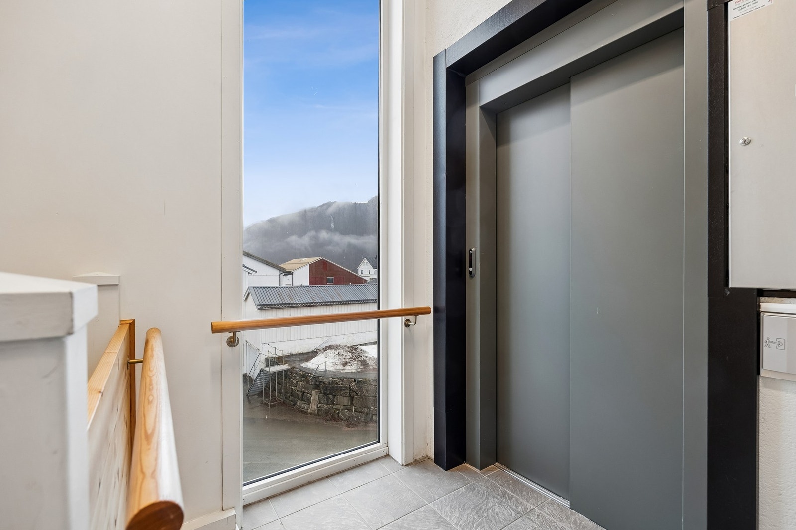 Adkomst via felles inngangsparti med heis - enkel og trinnfri adkomst til leiligheten. Galleribilde