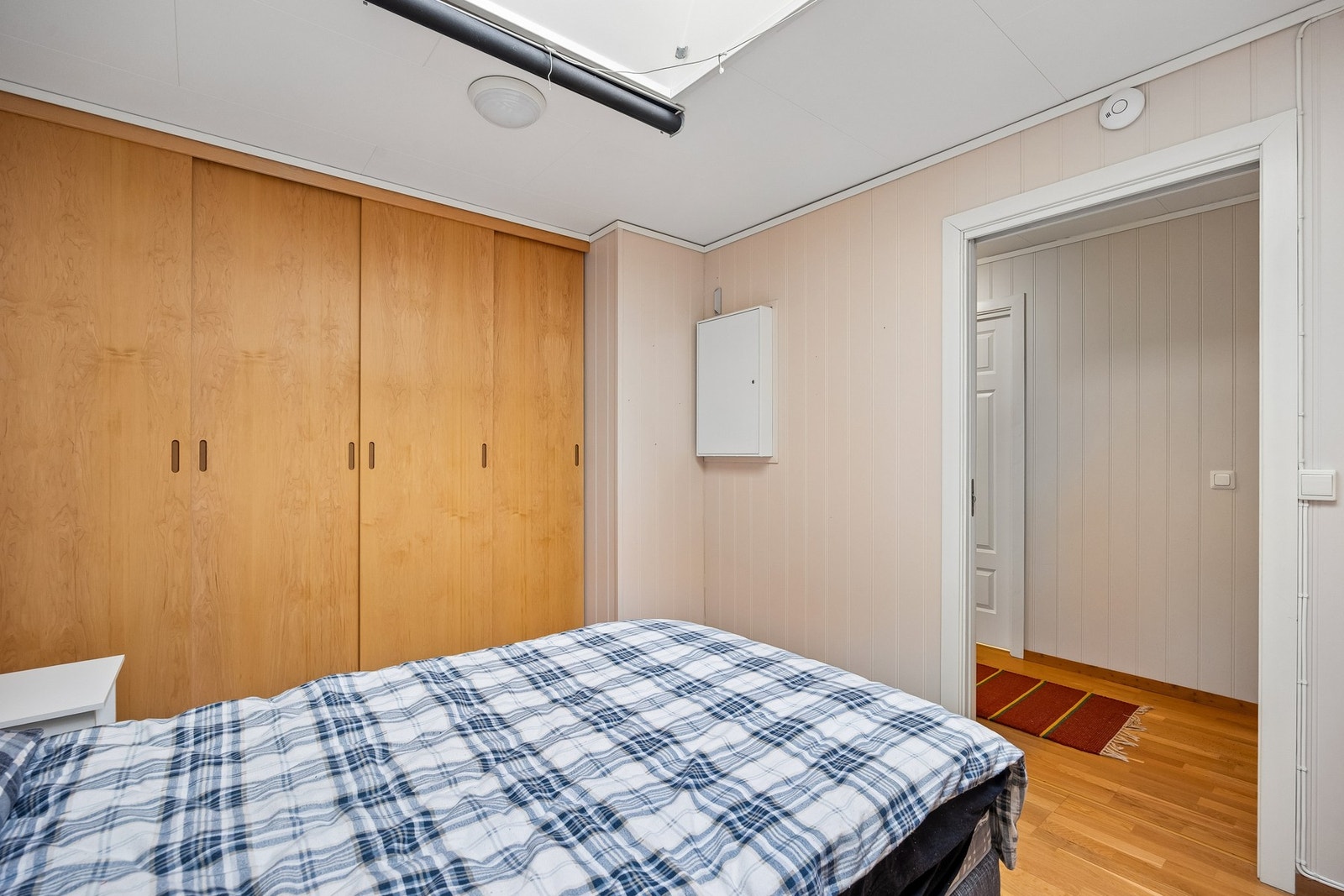 Romslig soverom på ca. 11 kvm med plass til dobbeltseng og garderobeløsning. Galleribilde