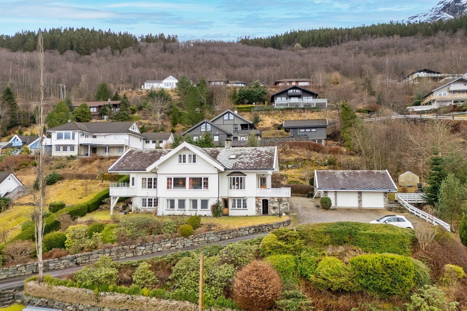 Velkommen til Stølsvegen 9 - Herskapelig og klassisk enebolig med fantastisk utsikt, innholdsrik planløsning, dobbel garasje og nydelig tomt Galleribilde