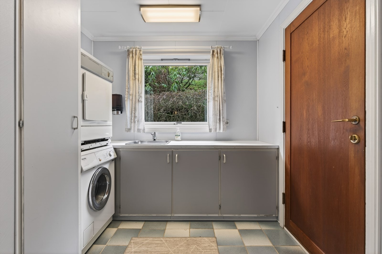 Vaskerom med flislagt gulv og varmekabler Galleribilde