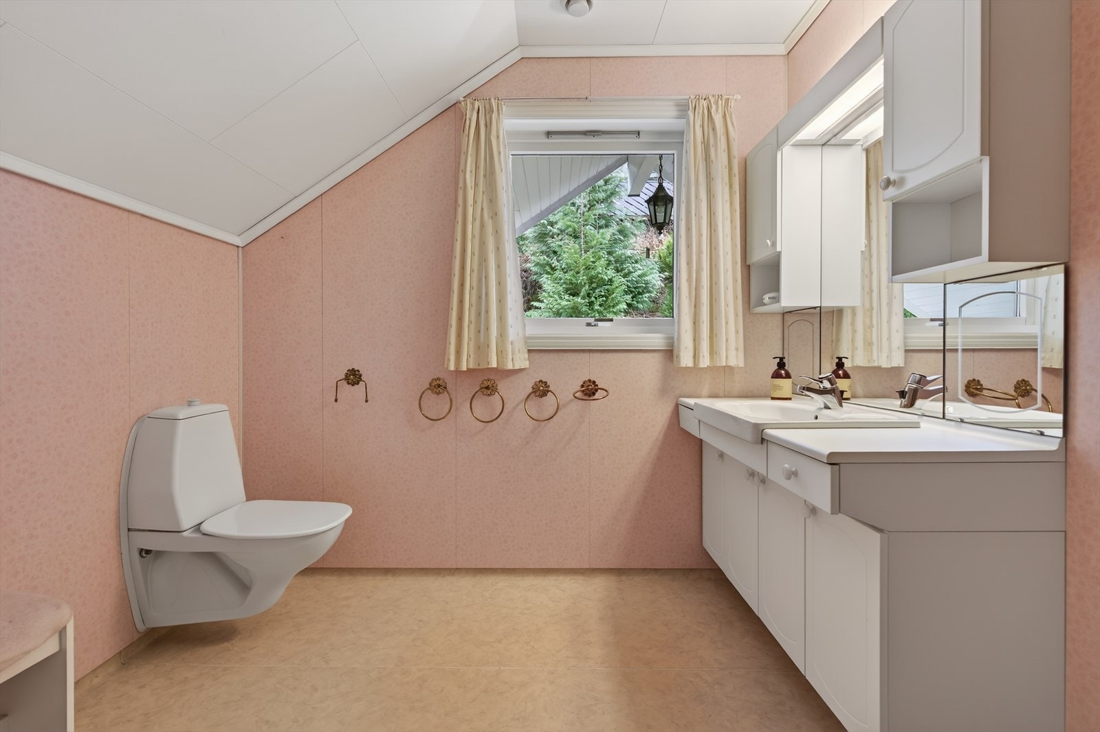 Bad i loftetasjen med vegghengt toalett, dusj og stor baderomsinnredning Galleribilde