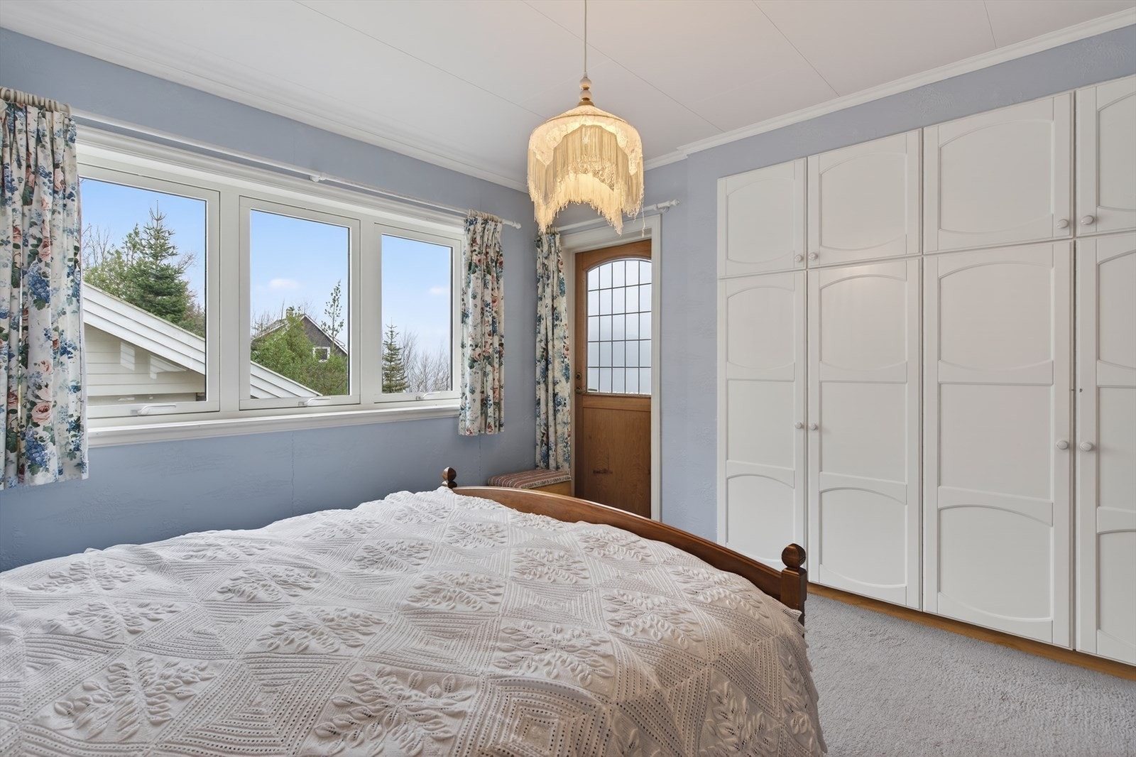 Hovedsoverom med plassbygd garderobeskap, utgang til terrasse og tilgang til eget bad. Galleribilde