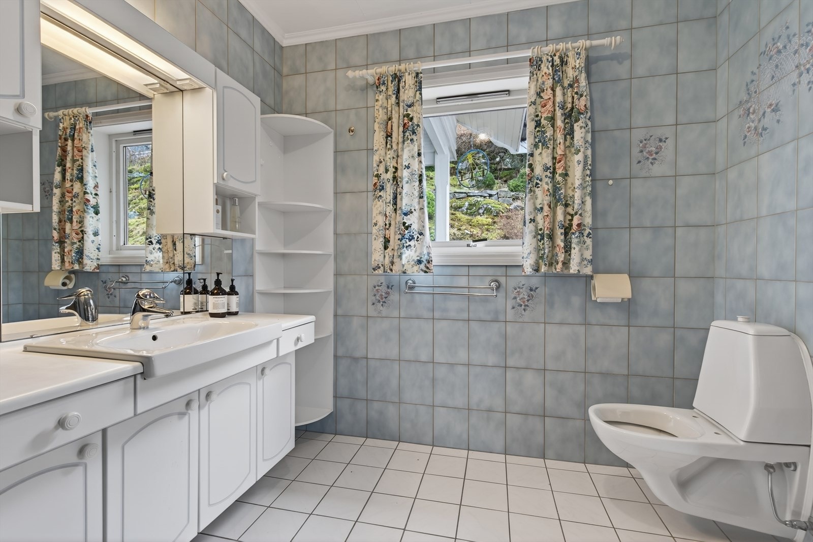 Helfliset bad i hovedetasjen med toalett, baderomsinnredning, dusj og opplegg for badekar. Varmekabler i gulv. Galleribilde