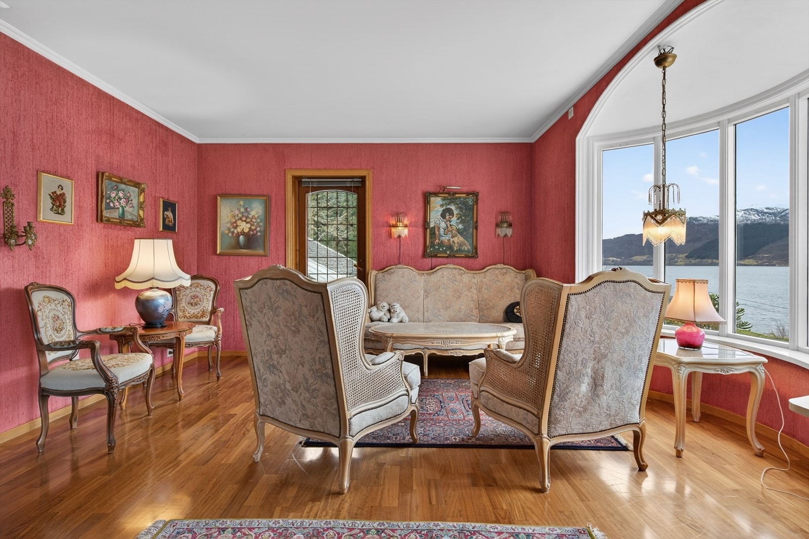 Finstue med peis og utgang til terrasse Galleribilde