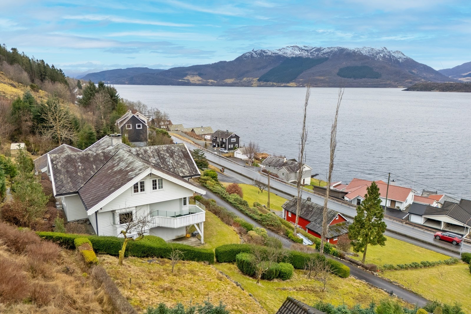 Vestvendt beliggenhet med nydelig utsikt og gode solforhold Galleribilde