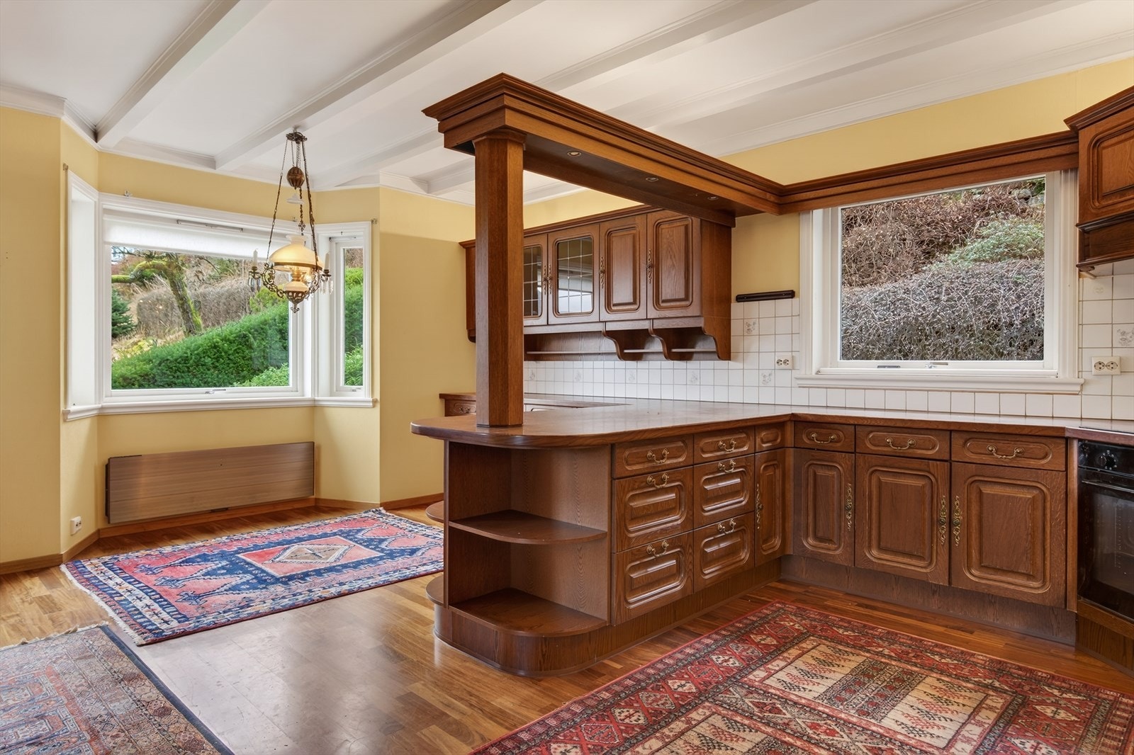 Kjøkkenet har godt med skap- og benkeplass, samt integrerte hvitevarer Galleribilde