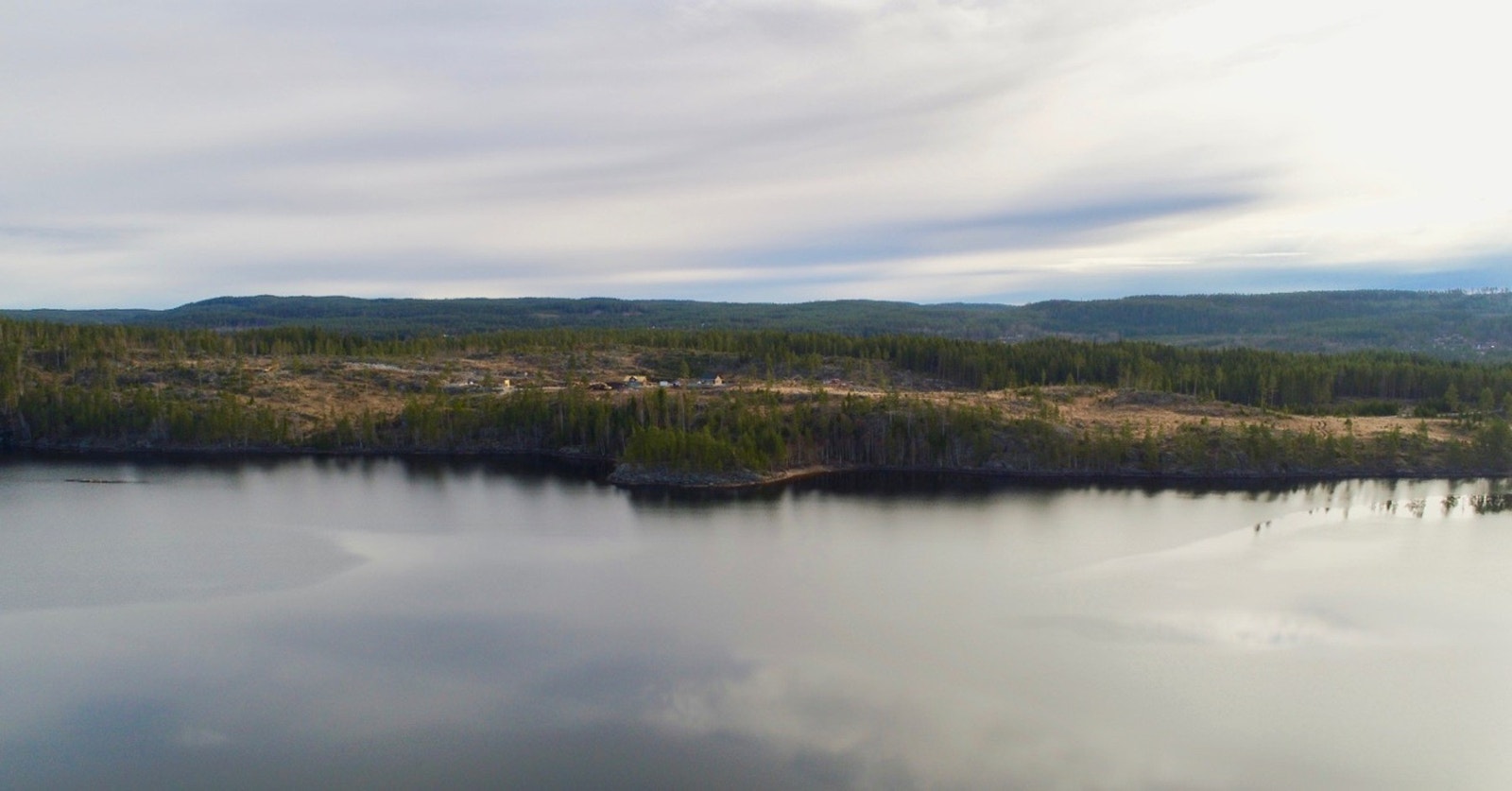 Dronefoto over tomteområdet og innsjøen Setten Galleribilde